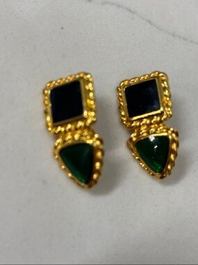 Vintage Gold Tone  Faux Emerald Triangle Onyx Square Clip On Earrings